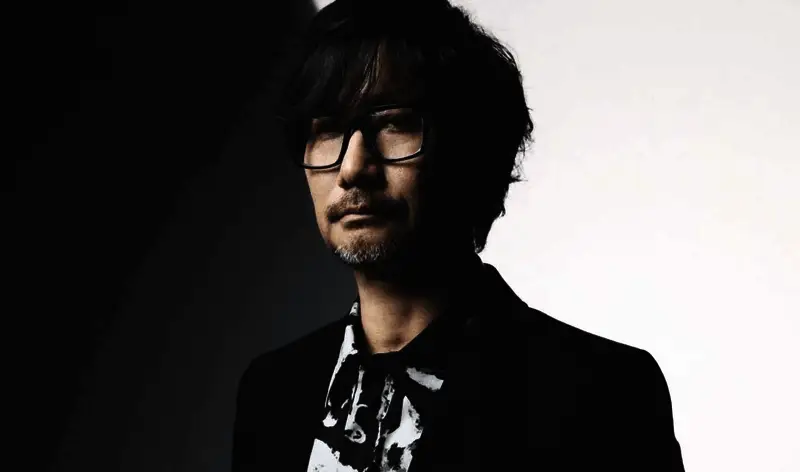 小岛秀夫在悉尼电影节现场发表讲话，神情认真地谈论自己的太空梦想