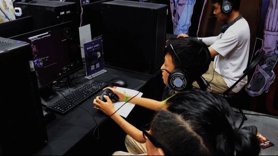 新老玩家同场体验机甲操作，展现传承精神