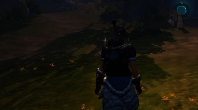 玩家正在用木材和石块制作武器，工作台前摆放着各类工具