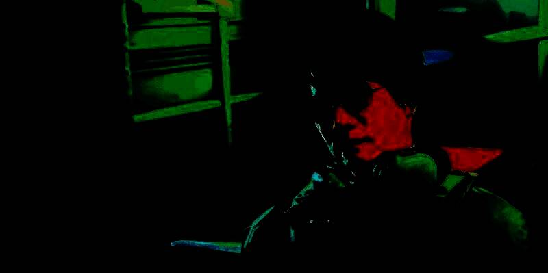 小岛秀夫露出标志性的神秘微笑，背景为《死亡搁浅2》游戏画面