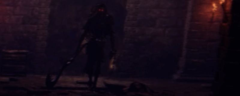 萨米尔的古英雄战斗场景，人形怪物挥舞巨剑，周身泛着红色光芒