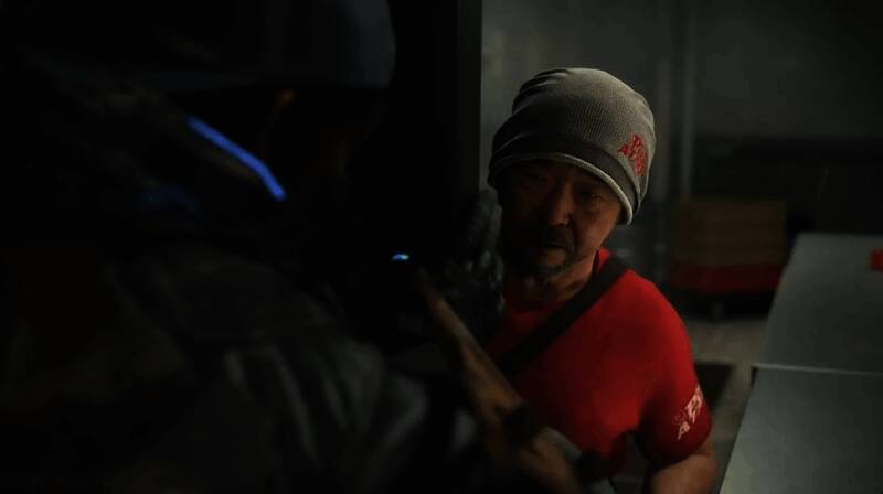 小岛秀夫在活动现场与主持人互动交流，台下观众热情高涨