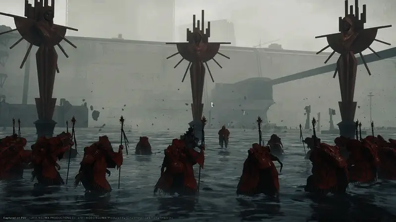 小岛秀夫接受采访现场画面，神情专注