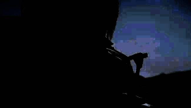 《死亡搁浅2》封面艺术图，主角山姆手持武器站在荒凉大地之上，远处有神秘生物出没