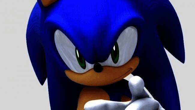 《索尼克大冒险》游戏画面，蓝色刺猬在充满未来感的城市中高速奔跑