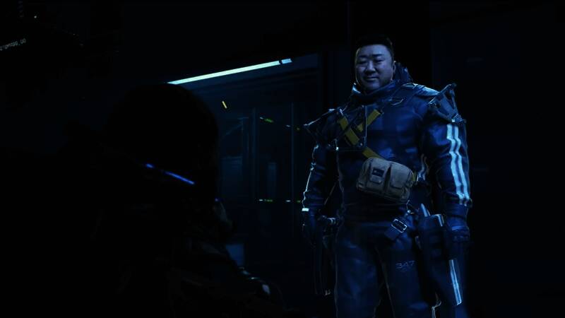 马东锡在《死亡搁浅2》中的全息影像形象，身穿战斗装束，神情坚毅