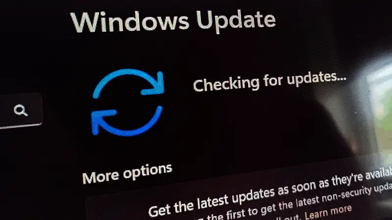 Windows 11 25H2预览版界面展示，桌面与任务栏设计更加现代化