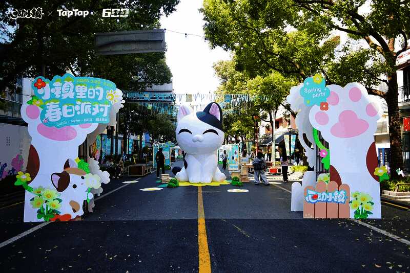 coser扮成游戏角色与玩家互动，现场气氛热烈