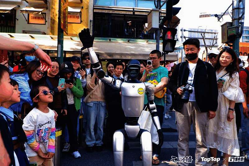 摊位布置各具特色，玩家在市集间穿梭打卡