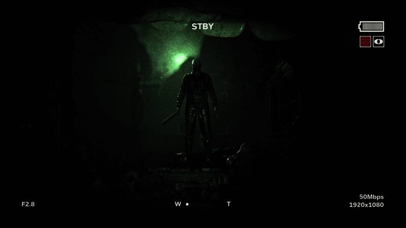 远处火光映照着破败建筑群落