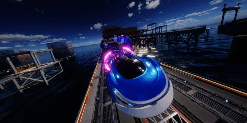 《索尼克赛车：交叉世界》宣传画面，展示卡通风格的赛车场景，角色们驾驶着各具特色的卡丁车