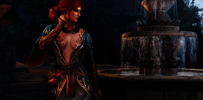 《巫师3》游戏画面，杰洛特在森林中与怪物激烈战斗