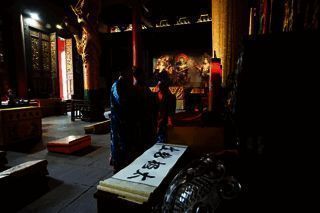 道长正在进行点睛启灵仪式，象征天地福气注入新服