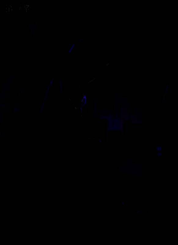 拉拉队员OPH.LILY身穿黄白撞色运动装，佩戴棒球帽的青春形象展现电竞风格