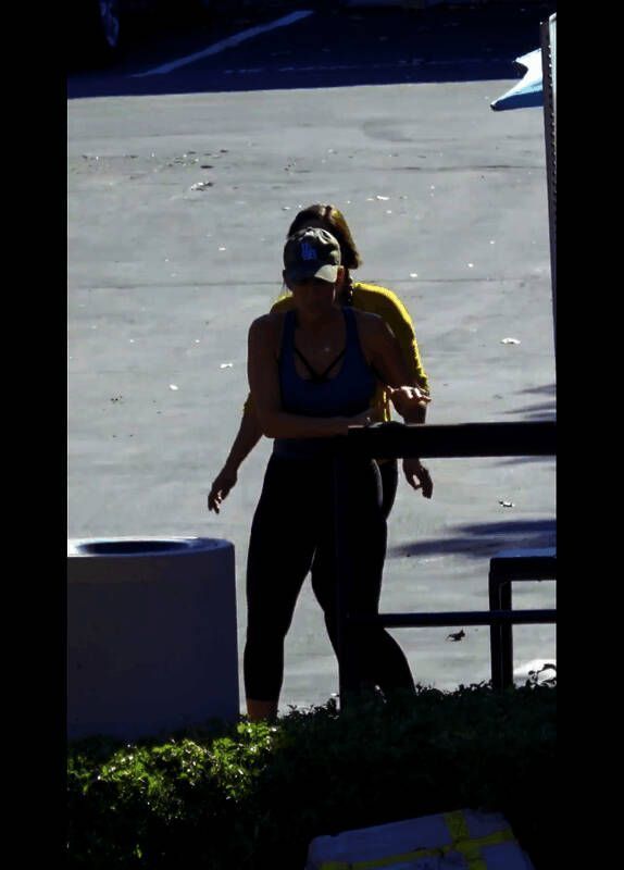 模仿游戏中的倒地动作，包裹散落一地