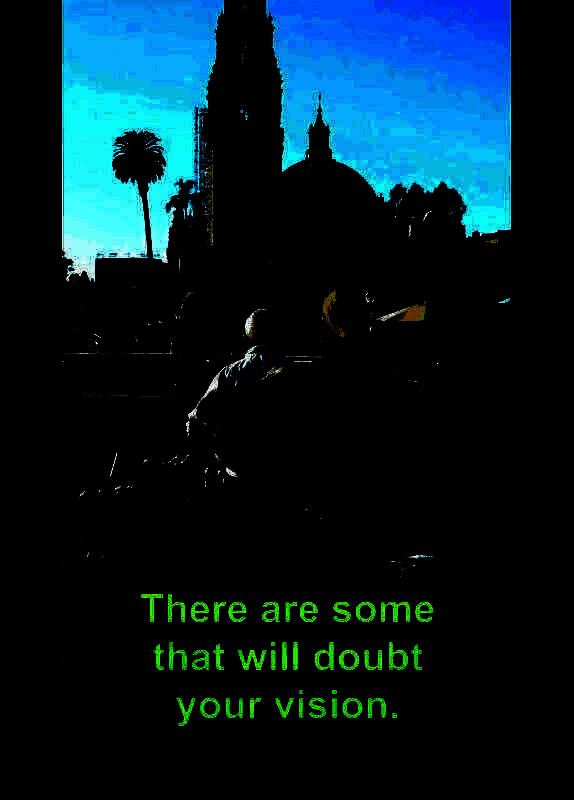 演员在街头奔跑，试图保持包裹平衡