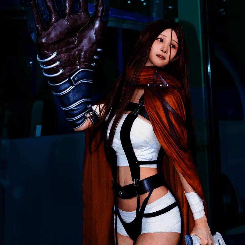 Myboo扮演《生化危机》吉尔，手持武器神情坚毅