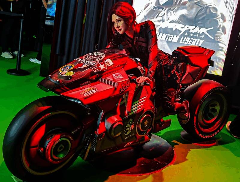 Myboo扮演某神秘女特工角色，背景为高科技控制室环境