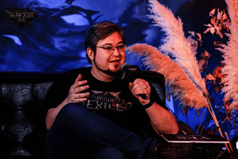 活动现场玩家提问环节气氛热烈，制作人认真倾听并记录问题