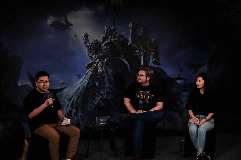 现场展示PoE2游戏界面，玩家角色在剧情场景中穿行