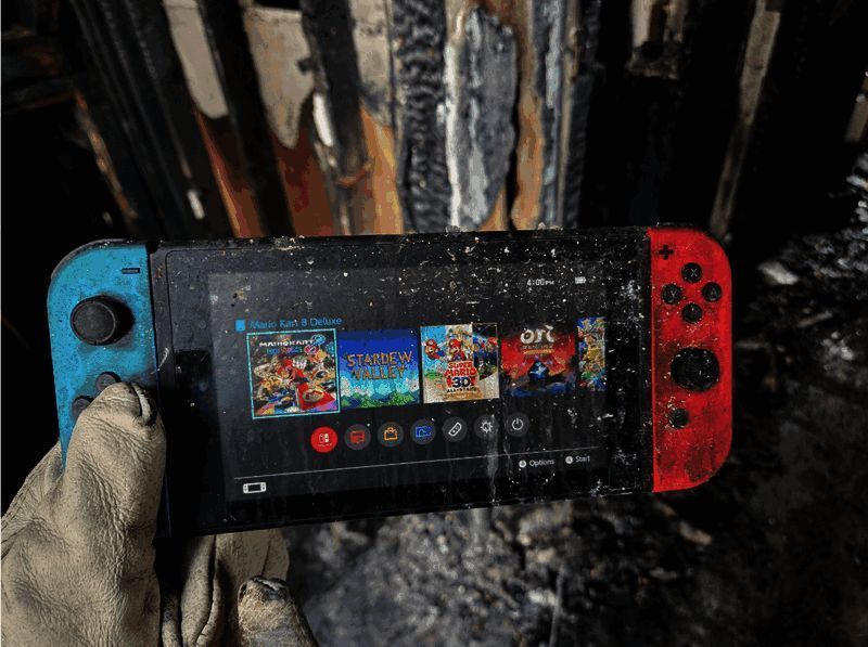 Nintendo Switch主机在火灾后仍能运行，屏幕显示清晰，机身布满烧焦痕迹