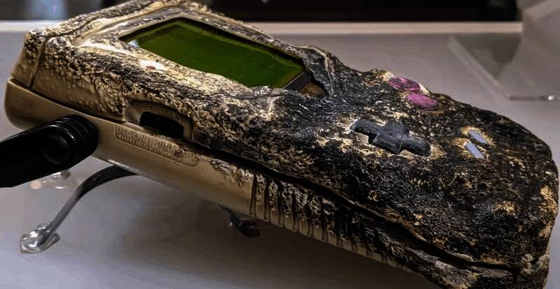 另一台火灾中受损但仍可使用的Switch主机，顶部塑料已融化