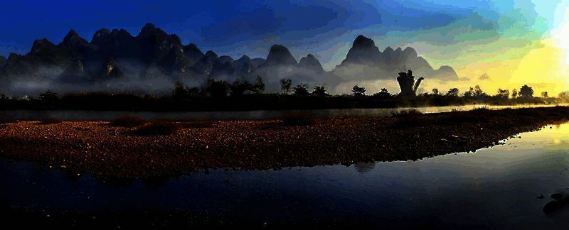 盘阳河实景再现，清澈水流穿行于山谷之间