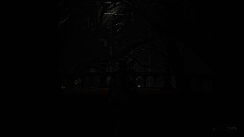 小门通道视角图，狭窄石墙间透出微弱光线，气氛紧张压抑