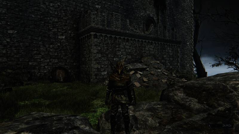 走廊右转示意图，地面有明显裂痕与魔法符号刻印