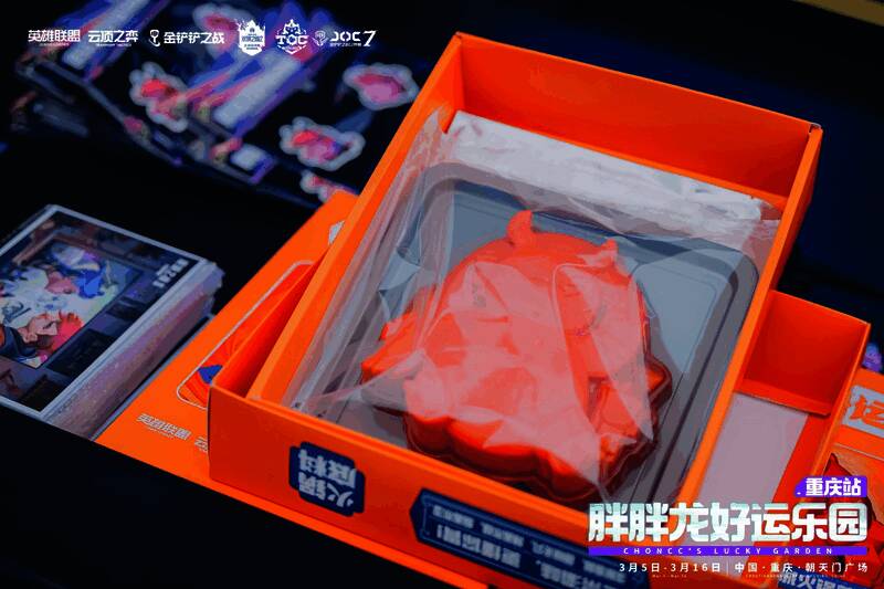 玩家们在重庆街头打卡胖胖龙主题景点，享受边玩边拿的乐趣