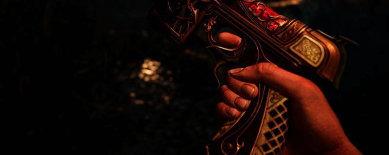 主角加布里埃尔手持鲜血武器，在阴森环境中警惕环顾四周的紧张画面