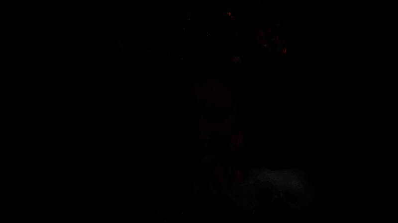 夜色下的宫廷长廊充满神秘氛围