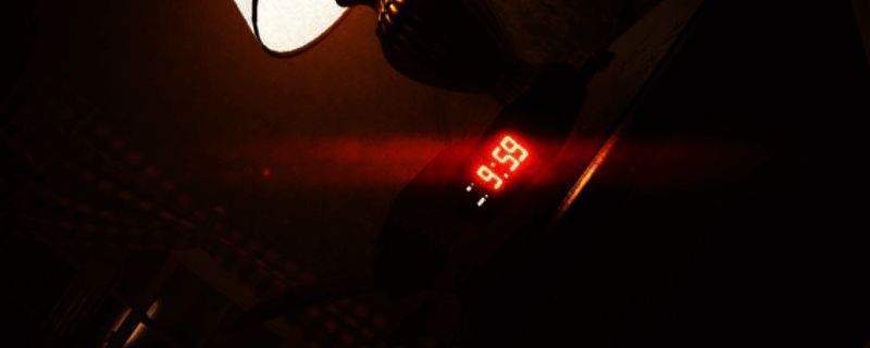 《夜勤旅店》游戏封面展示，黑暗风格画面透露出浓厚的恐怖氛围