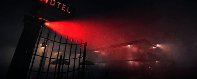 游戏主场景画面，昏暗灯光下的汽车旅馆前台，墙壁泛黄，气氛压抑