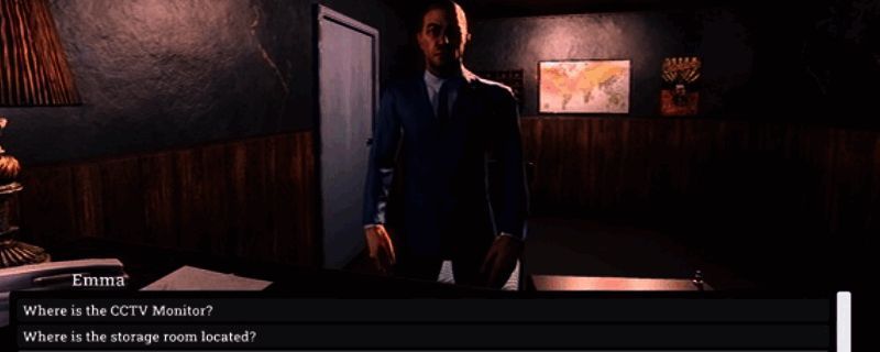 游戏中角色站在昏暗走廊的场景，墙壁斑驳，光线微弱营造出诡异氛围