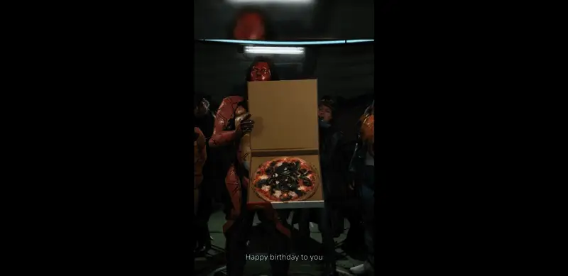 《死亡搁浅2》游戏内生日祝福画面，角色围绕餐桌庆祝