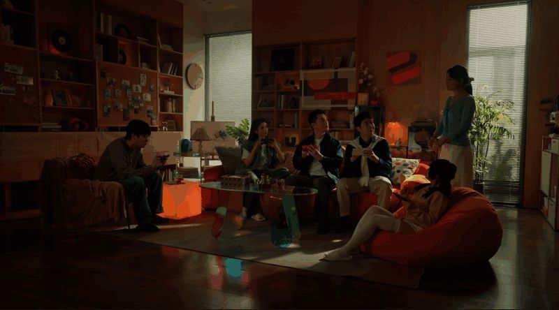 游戏战斗画面，机甲在太空中对战，光束交织，背景为星云特效