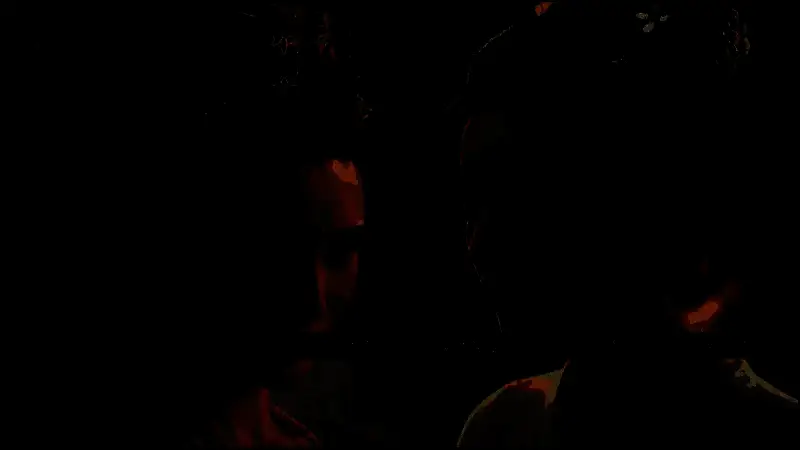 夜色下的宫殿，气氛神秘而紧张