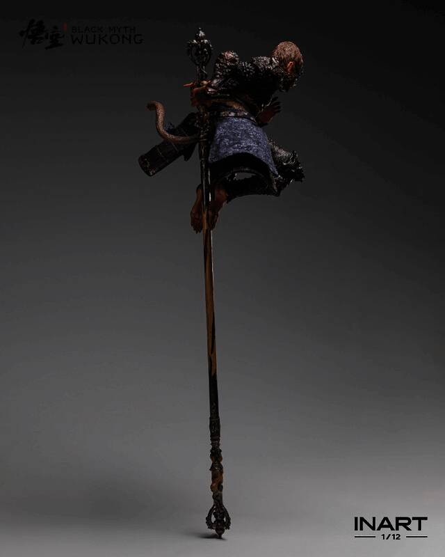 人偶在不同光线下的质感表现，金属与布料材质层次分明