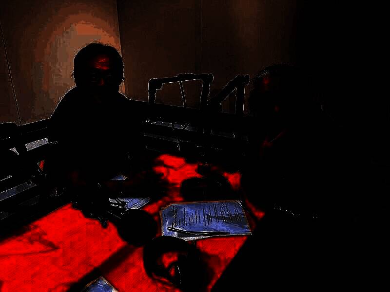 植松伸夫与坂口博信对谈画面，背景为播客节目LOGO，两人神情专注