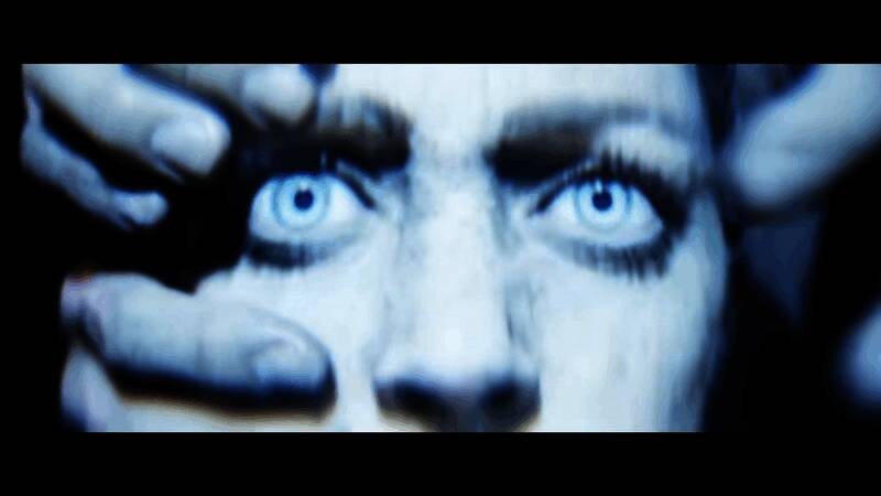 开发者解说片段，团队正在讨论剧情设定与艺术风格