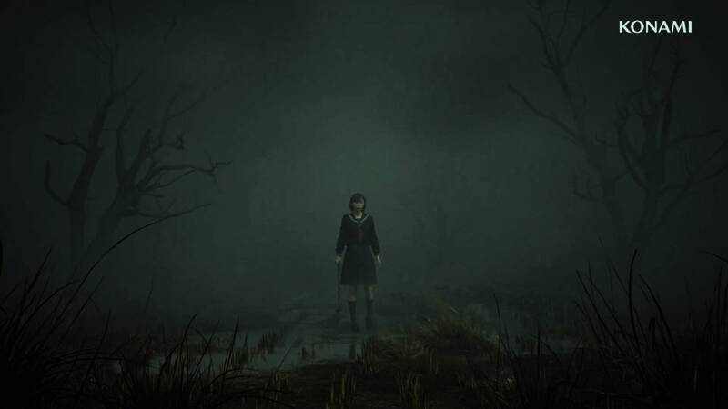 寂静岭f游戏场景截图，昏暗雾气弥漫的街道上站立着一个身着水手服的稻草人怪物