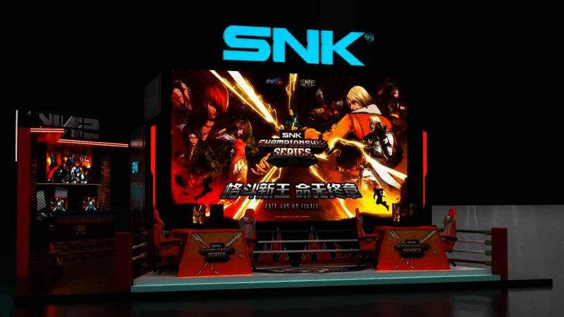 展台中央布置成经典街机厅风格，玩家排队合影