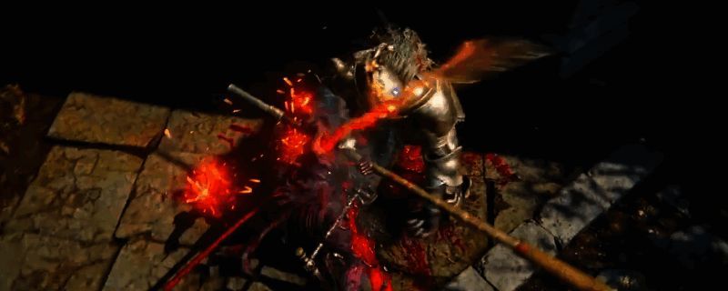 艾尔登法环黑夜君临战斗画面，角色使用癫火武器对BOSS发动攻击，火焰特效弥漫全场