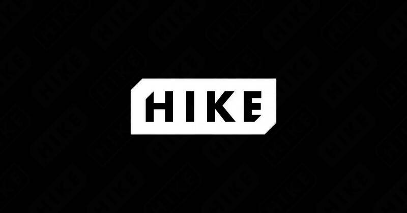 Aquaplus开发团队工作场景，成员专注电脑屏幕进行项目讨论