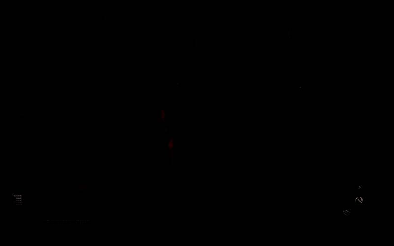 小巷环境幽暗，墙壁上有明显标识指引宝箱位置