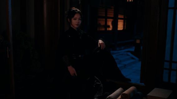 阿宁角色展示，身着黑衣，手持短刃