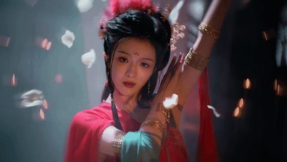 柳施施角色画面，眼波流转，美艳动人