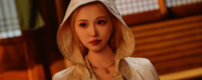 游戏中四位女性角色围坐交谈的场景，画面风格写实细腻