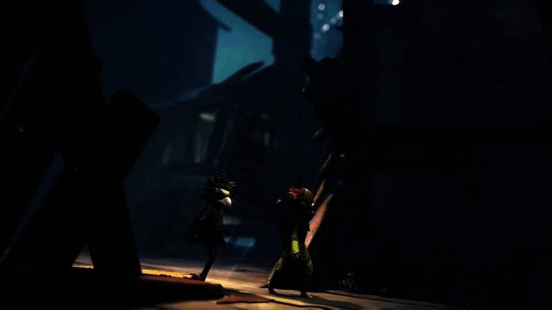 游戏实机画面，主角躲避怪物追击的紧张瞬间